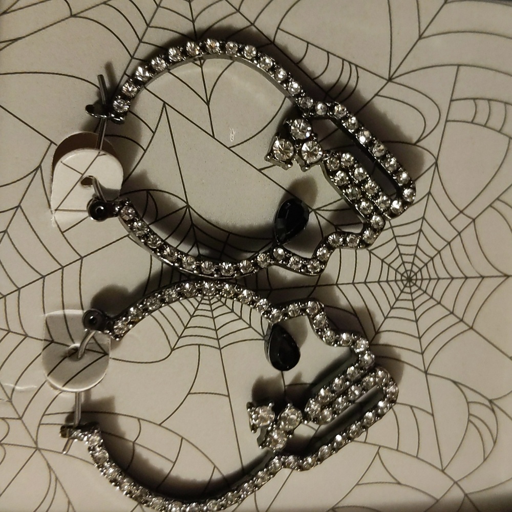 NWOT Dark Steel Toned Bejeweled Skull Earrings With Black Stone Eye - Picture 4 of 8